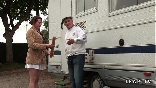 Pute rousse sérieuse prise en double pénétration dans un gangbang avec un vieil homme