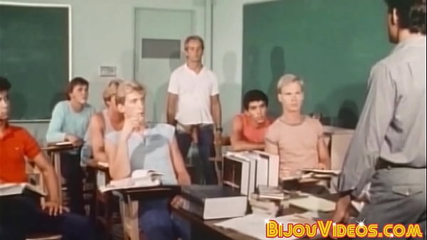 Studenti gay vintage scopano a pelo finché non esplode la sborra calda