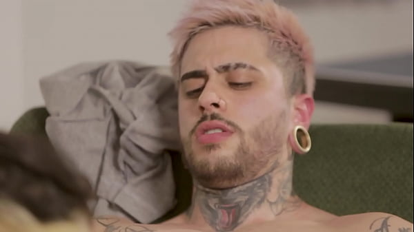 Jogando pingue-pongue com uma garota gostosa e de bunda grande. Buceta molhada, garota com tesão, estudante safada - Pucca Devil - Matheus Castro