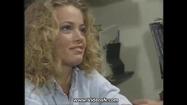 莉迪亚在办公室满足她的老板