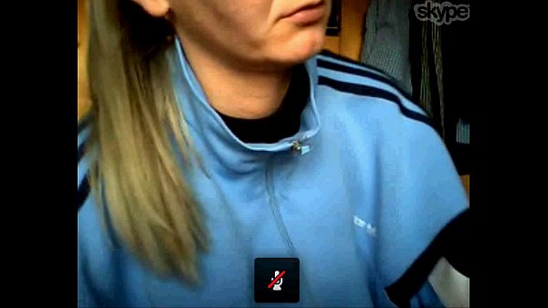 Viki, 30 Jahre alte MILF, hat Spaß bei Skype