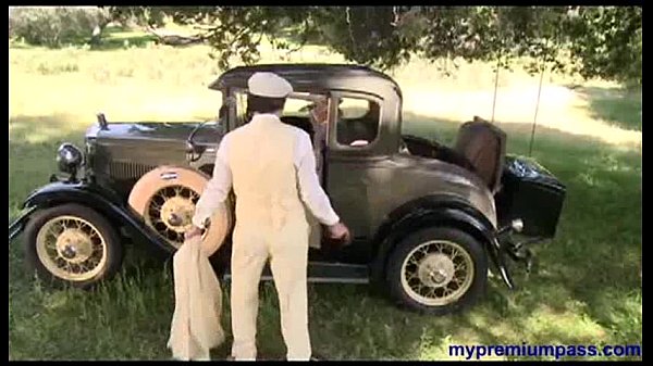 YouPorn - Ragazza bionda sexy in un film porno retrò